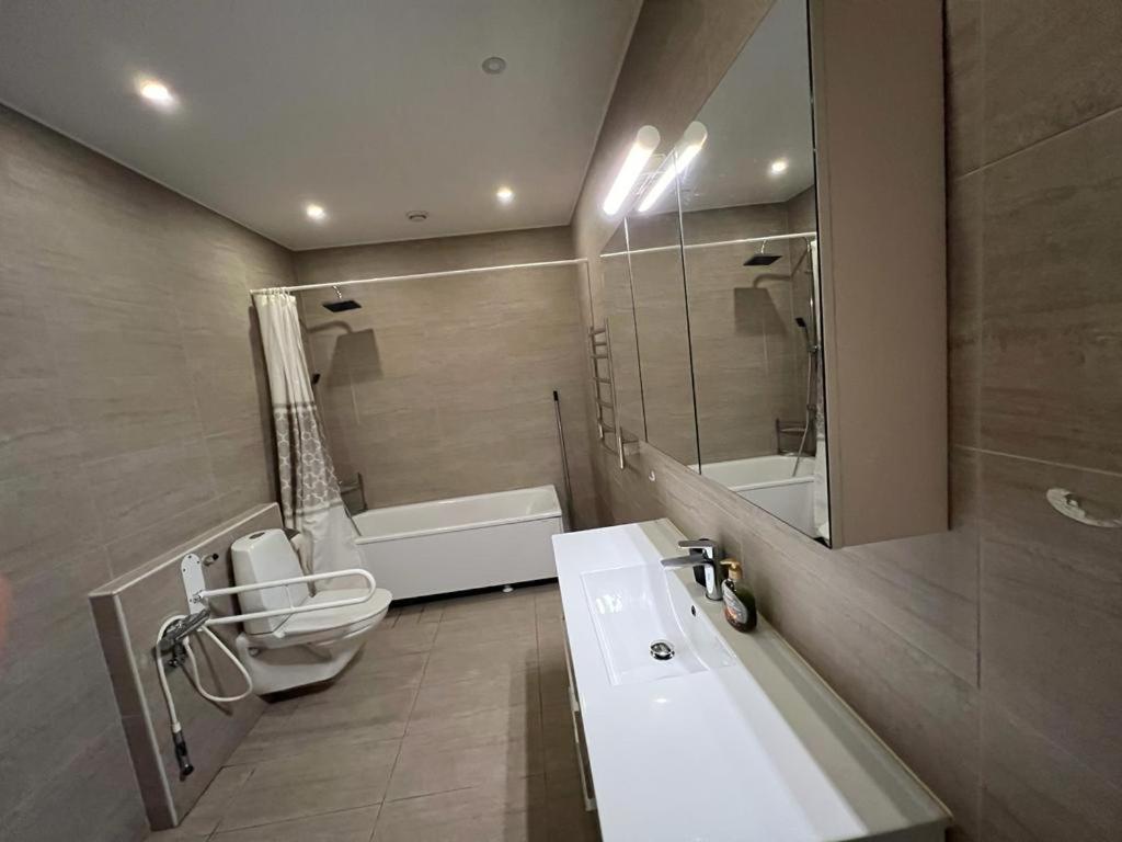 Beautiful Terraced House With Private Parking Villa Sandviken Buitenkant foto